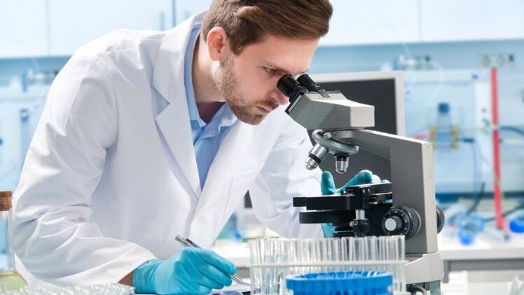 diagnostika ľudských parazitov pod mikroskopom