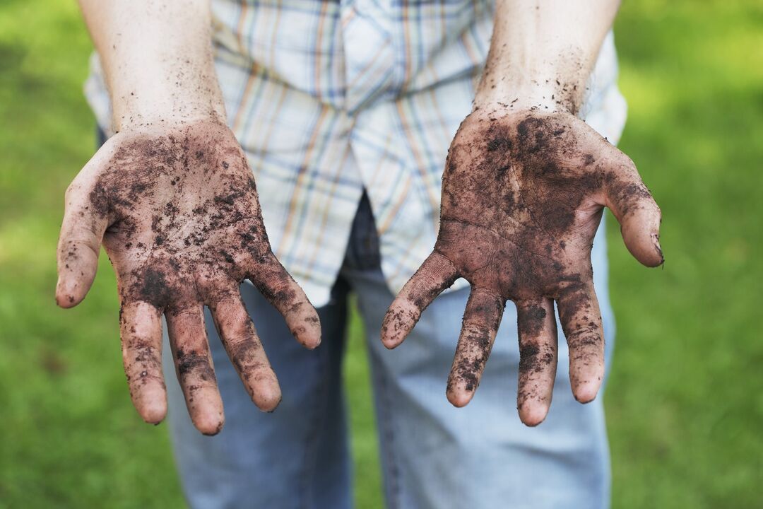 špinavé ruky ako príčina infekcie parazitmi